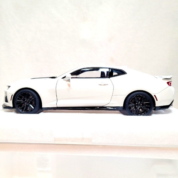 AUTOart Chevrolet Camaro ZL1 Summit White 1/18 Composite Diecast Model Car 71206 - Picture 1 of 16
